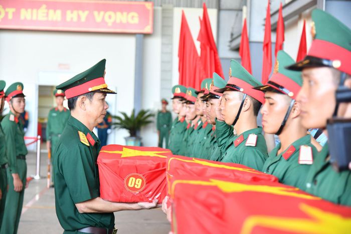 Sự tiếp nối giữa các thế hệ trong sự nghiệp bảo vệ Tổ quốc. Ảnh: Hữu Tài