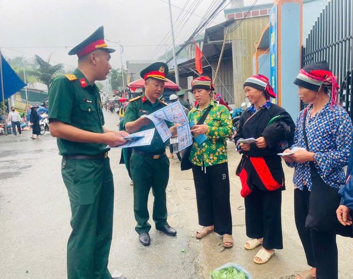 Ban chỉ huy quân sự xã Tùng Vài tuyên truyền pháp luật bằng tiếng dân tộc, giúp đồng bào dễ hiểu, dễ nhớ và nâng cao ý thức chấp hành pháp luật