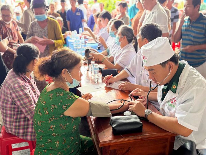 Quân y BĐBP tỉnh An Giang, thăm, khám bệnh cho người nghèo khu vực biên giới. Ảnh: Tiến Vinh