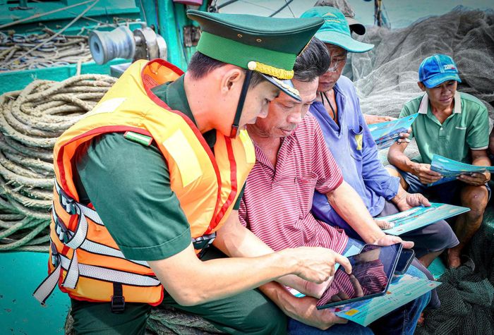 BĐBP An Giang tuyên truyền cho ngư dân đánh bắt hải sản đúng quy định pháp luật