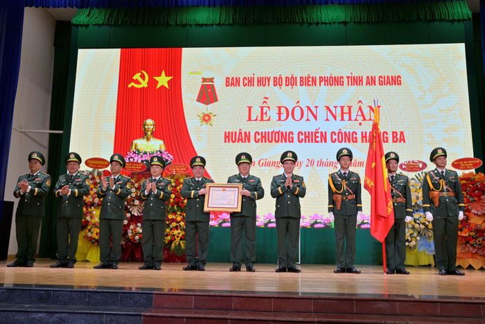 Bộ đội Biên phòng tỉnh An Giang, đón nhận Huân chương chiến công hạng Ba. Ảnh: Tiến Vinh