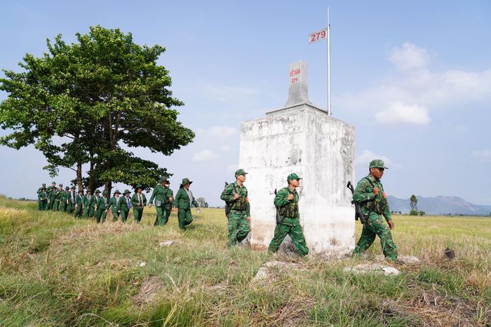 BĐBP tỉnh An Giang, cùng với Hội phụ nữ địa phương, tuần tra bảo vệ đường biên cột mốc. Ảnh: Tiến Vinh