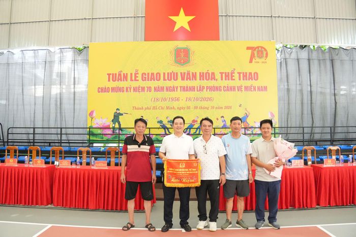 Các đội tham dự chụp hình lưu niệm tại lễ khai mạc. Ảnh: Thạc Hiếu