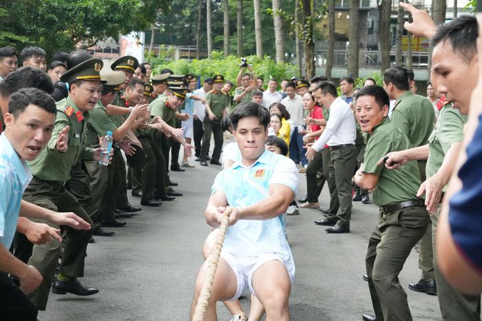 Không khí thi đấu sôi nổi của Tuần lễ giao lưu văn hóa, thể thao ngay sau lễ khai mạc. Ảnh: Thạc Hiếu