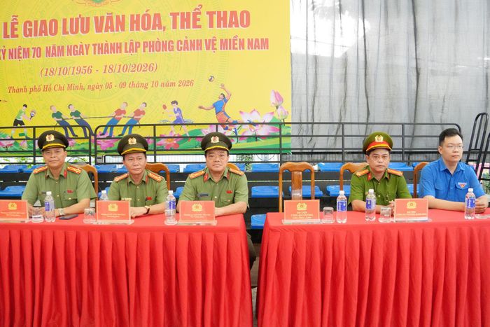 Đại biểu tham dự Lễ khai mạc Tuần lễ giao lưu văn hóa, thể thao chào mừng kỷ niệm 70 năm Ngày thành lập Phòng Cảnh vệ miền Nam. Ảnh: Thạc Hiếu