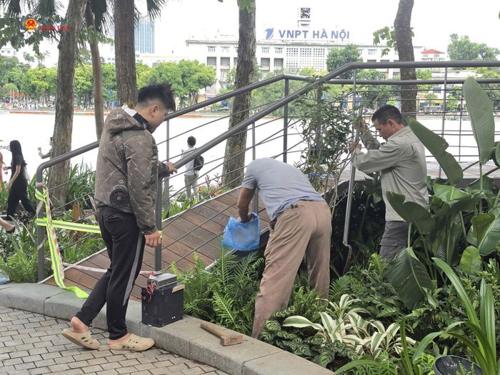 Các công nhân đang gấp rút thi công hoàn thành công trình không gian nghệ thuật “Dải lụa ký ức”.