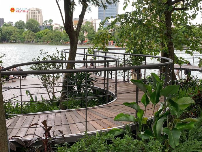 Cận cảnh quá trình thành hình của không gian nghệ thuật "Dải lụa ký ức" được nhóm phóng viên cập nhật chiều 5/10.