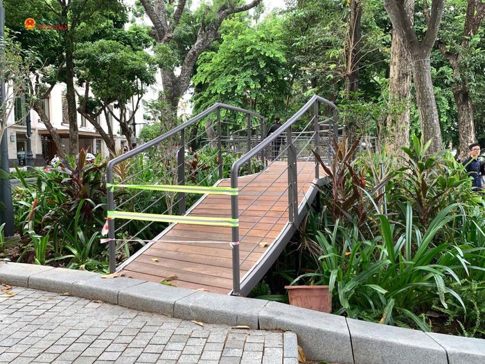 Hiện công trình vẫn đang được triển khai lắp đặt để kịp tiến độ ra mắt.