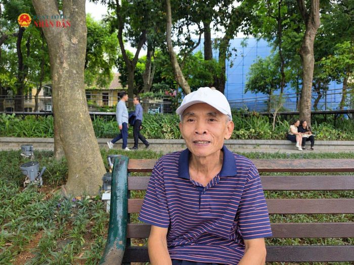 Ông Tuấn (70 tuổi, người dân sinh sống tại Hà Nội) trả lời phỏng vấn phóng viên báo Đại biểu Nhân dân.