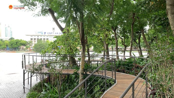 Cận cảnh quá trình thành hình của không gian nghệ thuật "Dải lụa ký ức" được nhóm phóng viên cập nhật chiều 5/10.