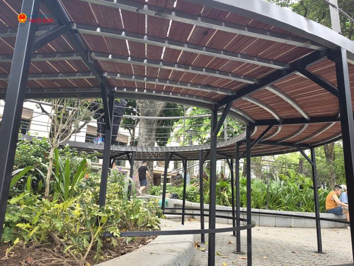 Sự hiện diện của “Dải lụa ký ức” vốn không mang tham vọng tạo lập thêm một biểu tượng kiến trúc cố định bên bờ hồ Gươm. Hơn thế, không gian nghệ thuật này đóng vai trò như một nhịp dẫn, tinh tế mở ra những hành trình cảm xúc và điểm nhìn đa chiều.