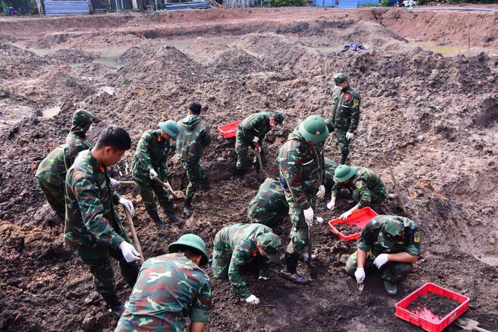 Việc mở rộng phạm vi tìm kiếm tại Khu B được triển khai đồng thời với công tác kiểm tra, xử lý đất theo từng khu vực