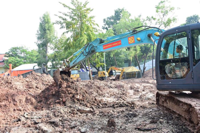 Trong ngày, các lực lượng đã xử lý hơn 500m³ đất, tiếp tục mở rộng phạm vi tìm kiếm tại Khu B