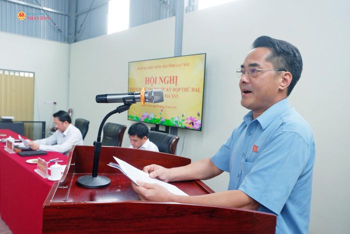 Chính ủy Bộ Chỉ huy Quân sự tỉnh Lai Châu Triệu Kim Thắng báo cáo dự kiến nội dung, chương trình Kỳ họp thứ Hai tới cử tri xã Sì Lở Lầu