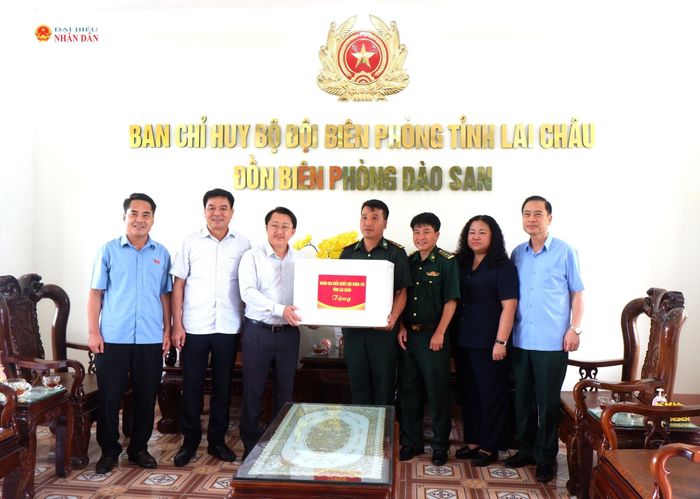 Đoàn đại biểu Quốc hội tỉnh Lai Châu tặng quà Đồn Biên phòng Dào San