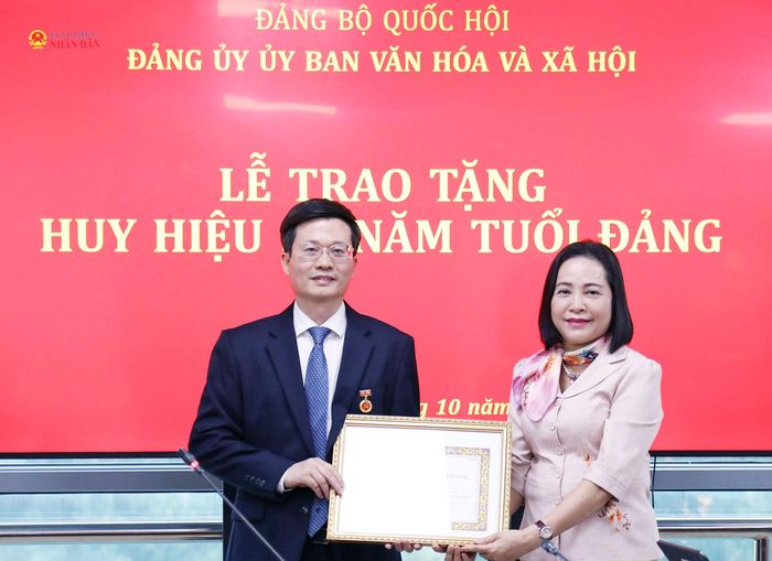 Phó Chủ tịch Quốc hội Nguyễn Thị Thanh trao Huy hiệu 30 năm tuổi Đảng cho đồng chí Đỗ Chí Nghĩa
