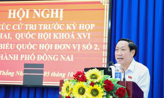 Đại biểu Bùi Xuân Thống, Phó Trưởng đoàn chuyên trách Đoàn ĐBQH TP. Đồng Nai thông tin đến cử tri tại buổi tiếp xúc. Ảnh: Văn Dũng
