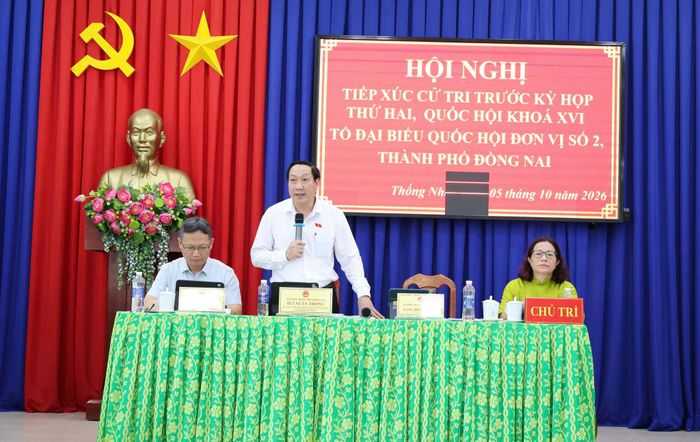 Các đại biểu tiếp thu những kiến nghị, phản ánh của cử tri. Ảnh: Văn Dũng