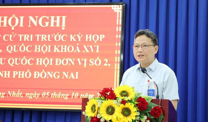 Đại biểu Lê Hoàng Hải, ĐBQH hoạt động chuyên trách tại Ủy ban Khoa học, Công nghệ và Môi trường của Quốc hội trao đổi với cử tri các xã Thống Nhất, Gia Kiệm. Ảnh: Văn Dũng