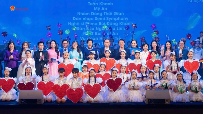 Chủ tịch Quốc hội Trần Thanh Mẫn cùng các đại biểu với nghệ sĩ biểu diễn tại Chương trình