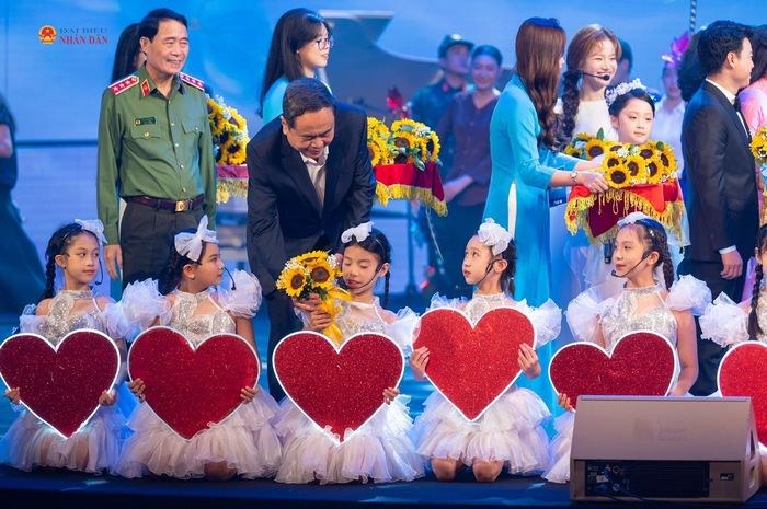 Chủ tịch Quốc hội Trần Thanh Mẫn tặng hoa các nghệ sĩ nhí biểu diễn tại Chương trình