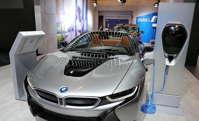 BMW i8 hybrid cắm điện (Ảnh: Yi Ke/The Epoch Times)