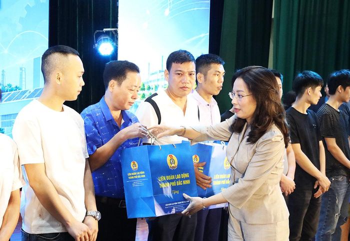 Đồng chí Nguyễn Thị Hương, Phó Bí thư Thường trực Thành ủy thành phố Bắc Ninh tặng quà cho các đoàn viên, công nhân lao động trên địa bàn thành phố có hoàn cảnh khó khăn.