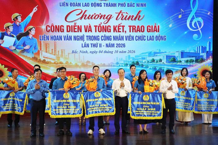 Phó Chủ tịch Thường trực UBND thành phố Bắc Ninh Mai Sơn (thứ 3 từ phải qua); Phó Bí thư Đảng ủy Tổng LĐLĐ Việt Nam Vũ Anh Đức (ngoài cùng bên trái) trao giải Nhì cho các đơn vị.
