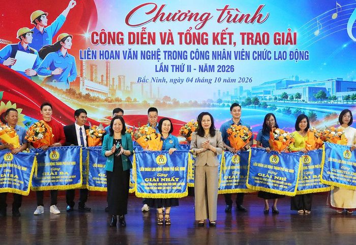 Đồng chí Nguyễn Thị Hương, Phó Bí thư Thường trực Thành ủy Bắc Ninh (bên phải) và đồng chí Thái Thu Xương, Phó Chủ tịch Tổng LĐLĐ Việt Nam trao giải Nhất toàn đoàn cho Bệnh viện Đa khoa Bắc Ninh số 1.