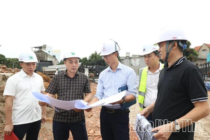 Đoàn công tác kiểm tra tiến độ và phương án thi công Nhà ở xã hội tại khu đất đơn vị ở phường Thanh Miếu, tỉnh Phú Thọ. Nguồn: Báo Phú Thọ