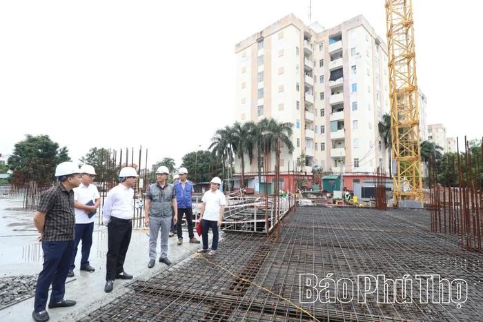 Chủ đầu tư Khu nhà ở xã hội cao tầng NO3 (phường Nông Trang, tỉnh Phú Thọ) báo cáo tiến độ triển khai thực hiện dự án với đoàn công tác. Nguồn: Báo Phú Thọ