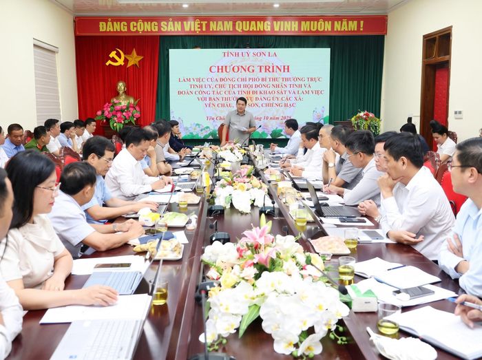 Đồng chí Phó Bí thư Thường trực Tỉnh ủy, Chủ tịch HĐND tỉnh và Đoàn công tác của tỉnh Sơn La khảo sát và làm việc với Ban Thường vụ Đảng ủy xã Yên Châu, Yên Sơn và xã Chiềng Hặc