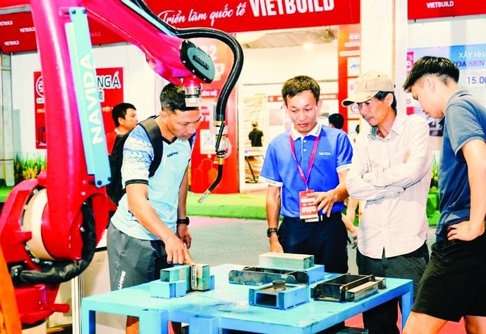 Doanh nghiệp giới thiệu các sản phẩm công nghiệp hỗ trợ tại triển lãm VietBuild Ảnh: V.Phúc