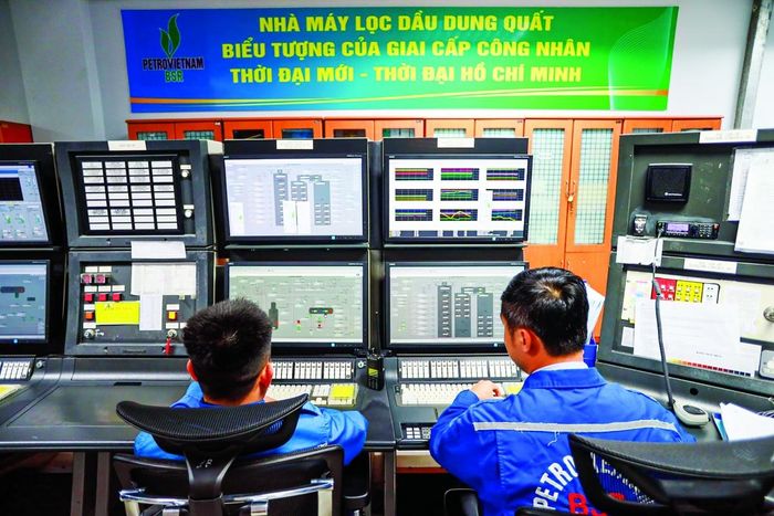 Nhân sự làm việc tại Phòng Điều khiển Trung tâm của Nhà máy lọc dầu Dung Quất do BSR quản lý, vận hành