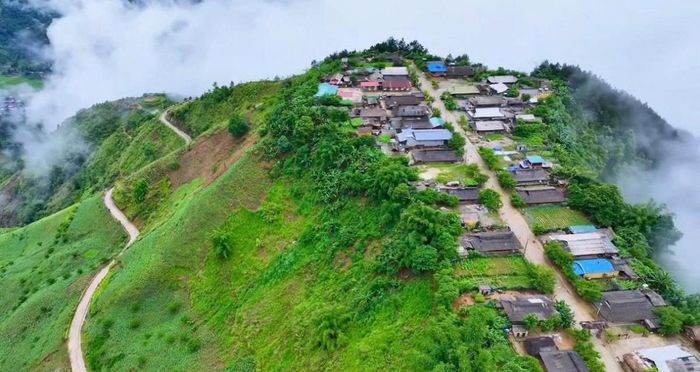 Con đường thẳng tắp nằm giữa bản làng Cu Vai tựa như một sân bay