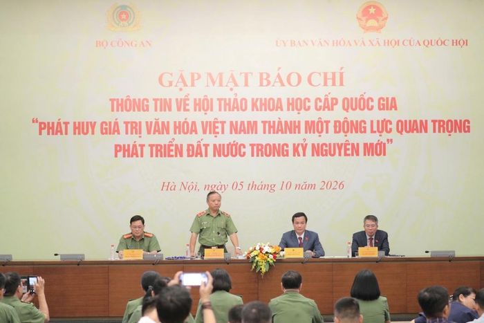 Đại diện Bộ Công an cung cấp thông tin tại họp báo (Ảnh VPQH)