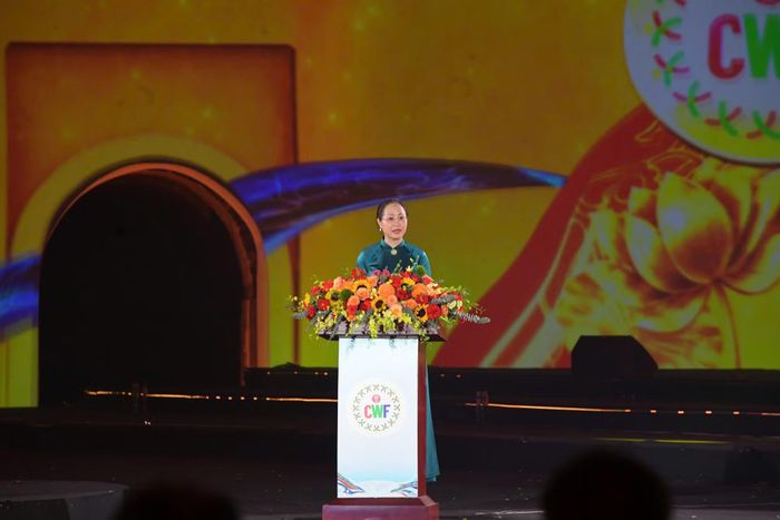 Bộ trưởng Bộ Văn hoá, Thể thao và Du lịch Lâm Thị Phương Thanh phát biểu bế mạc Lễ hội.