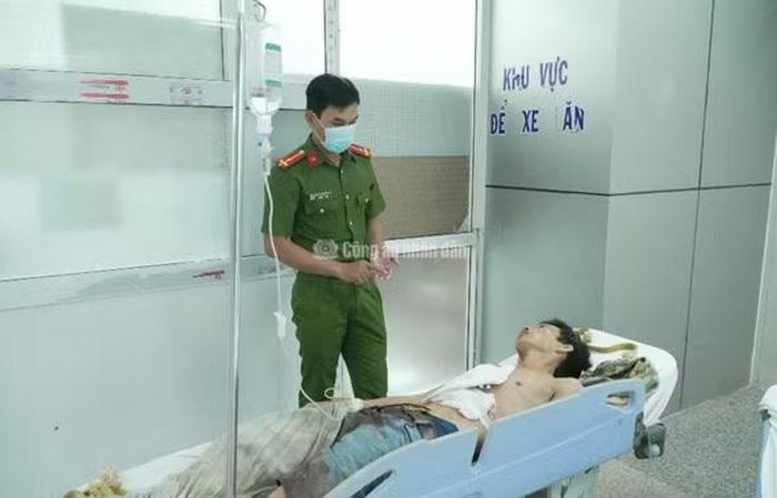 Đối tượng Huỳnh Văn Nhì được giám sát tại bệnh viện do bị thương sau khi dùng dao đâm chết vợ.