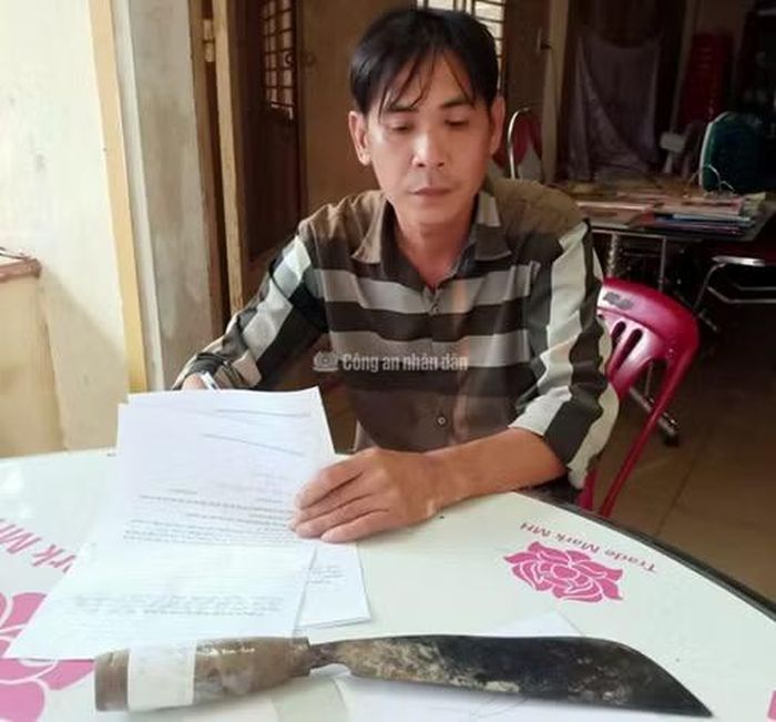 Đối tượng Ngô Hữu Hiền cùng hung khí gây án.