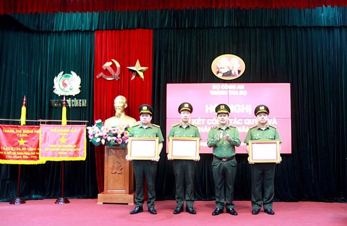 Trung tướng Bùi Quang Thanh trao Bằng khen của Bộ Công an tặng các tập thể.