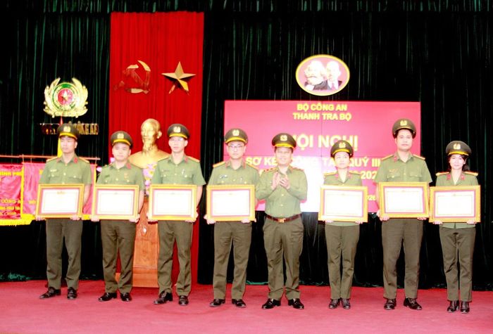 Trung tướng Bùi Quang Thanh trao Bằng khen của Bộ Công an tặng các cá nhân.