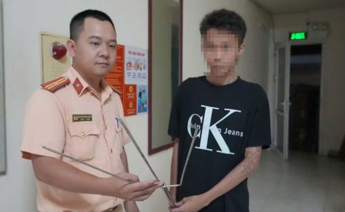 Cây đinh ba được đối tượng sử dụng để di chuyển trên đường phố.