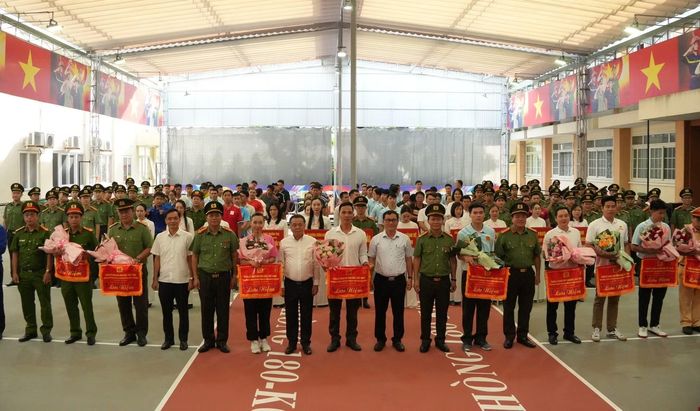 Lãnh đạo các đơn vị trao tặng cờ lưu niệm cho các đơn vị tham gia Tuần lễ giao lưu văn hóa, thể thao.