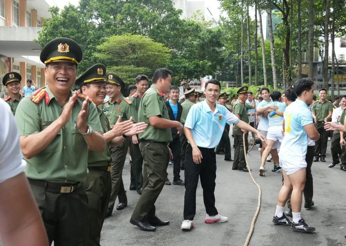 Chiến thắng cuối cùng ở môn thi đầu tiên - kéo co thuộc về đội Phòng Cảnh vệ miền Nam.