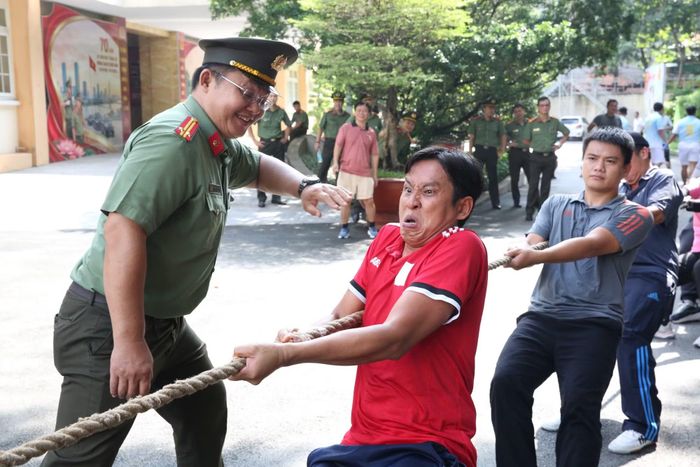 Các đội thi với tinh thần sôi động, hết mình...
