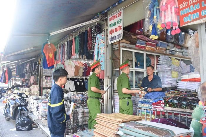 Trong công tác PCCC, lấy tuyên truyền, phòng ngừa là chính, chủ động phát hiện, loại trừ các nguy cơ cháy, nổ từ sớm, từ xa, đồng thời xây dựng lực lượng tại chỗ đủ năng lực xử lý hiệu quả các tình huống ngay từ khi mới phát sinh.