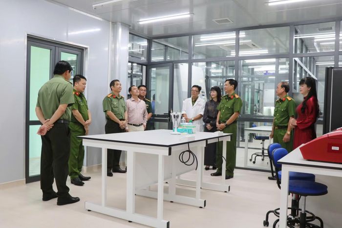 Các đại biểu tham quan hệ thống giám định ADN.