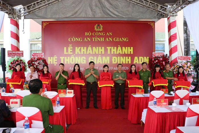 Các đại biểu thực hiện nghi thức khánh thành Hệ thống giám định ADN.