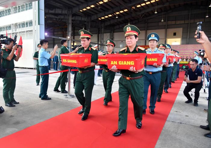 Các đại biểu dâng hương, dâng hoa tưởng nhớ công ơn các anh hùng liệt sĩ và tiến hành đưa mẫu sinh phẩm hài cốt liệt sĩ lên máy bay.
