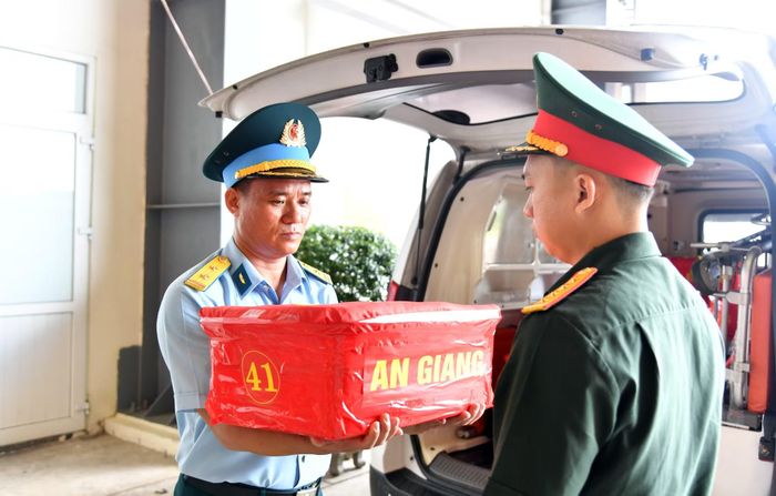 Các mẫu sinh phẩm hài cốt liệt sĩ được đưa lên máy bay.